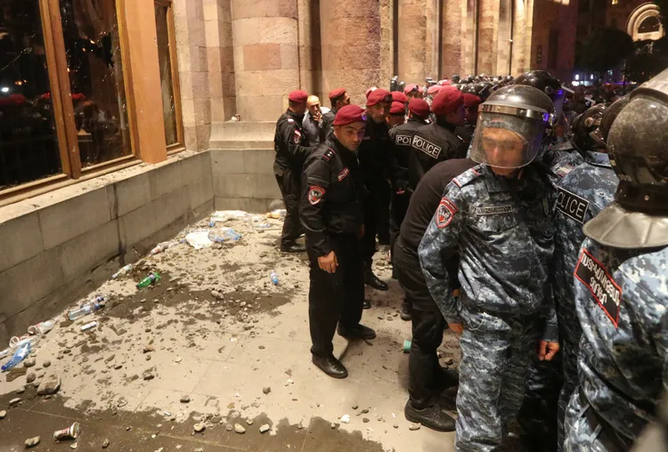 亞美尼亞民眾抗議亞塞拜然之舉，在首都葉里溫大規模示威，圖為政府大樓窗戶遭砸毀。路透社