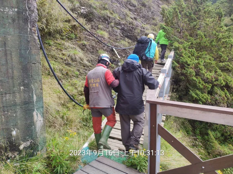 救援人員護送患者下山。翻攝畫面