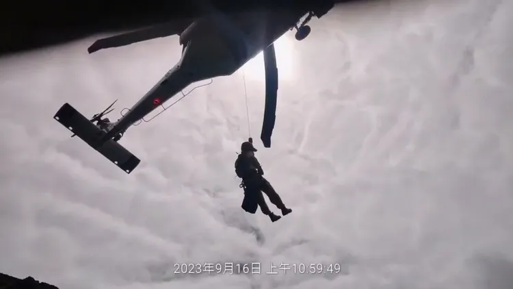 空勤總隊申請直升機吊掛，接下山後送醫救治。翻攝畫面