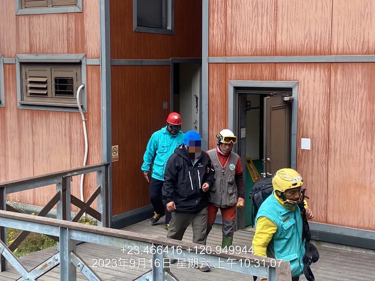 空勤總隊申請直升機吊掛，接下山後送醫救治。翻攝畫面