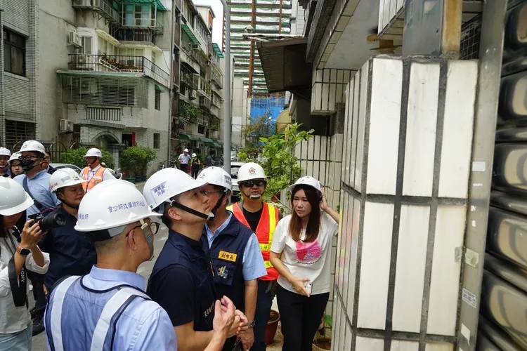 蔣萬安視察災民屋損。北市府提供