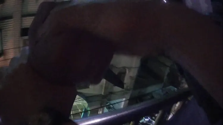 警消合力奪刀。桃園警分局提供