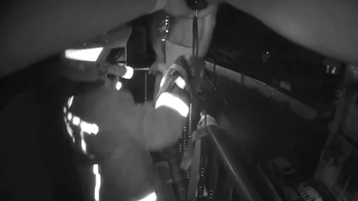 男子持刀站窗台　驚險對峙畫面曝光！第22秒讓人嚇破膽