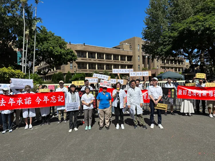 「反藥學生增額聯盟」赴行政院陳情。王良博攝