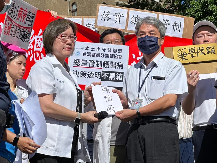 沈采穎（左）遞交陳情書給行政院代表（右）。王良博攝