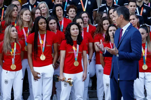 力挺西球牙女足為強吻爭議罷賽 總理:給世界上一課