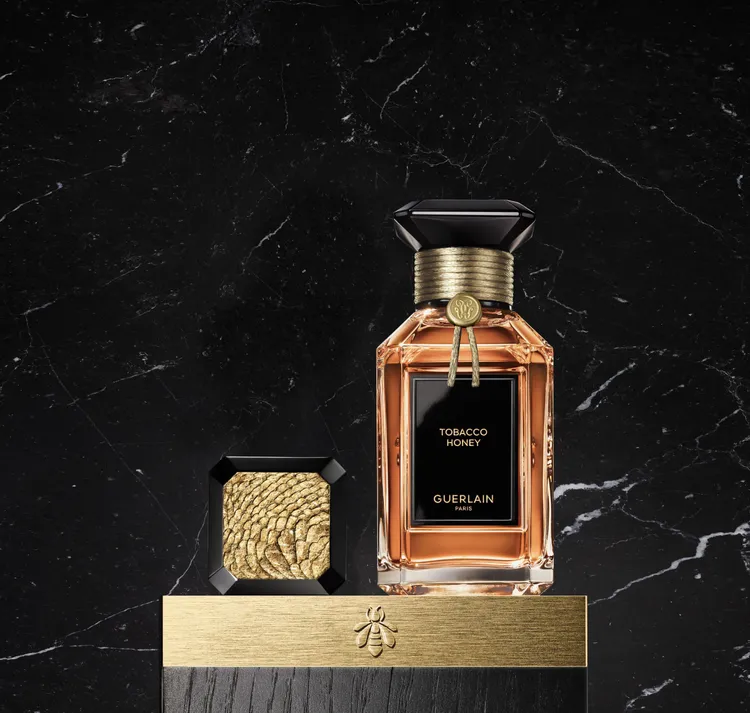 嬌蘭全球限量200只的箔金浮雕限量蓋面，5200元。品牌提供