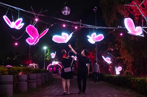 嘉義市「光織影舞」中秋夜盛大登場 夢幻裝置藝術掀芭比粉時尚!交管資訊看這