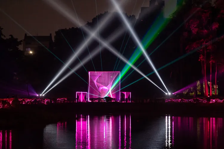 光織影舞點亮北香湖公園夜空。嘉市府提供