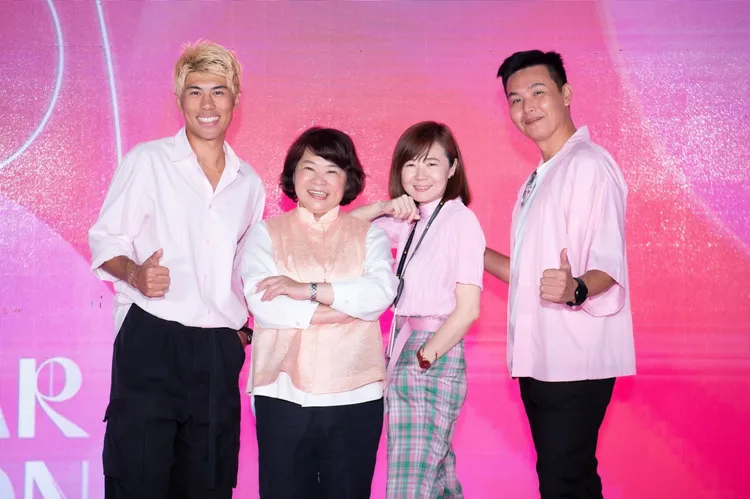 市長黃敏惠、處長張婉芬(右2)與策展人、設計總監示範活動DressCode穿搭。嘉市府提供