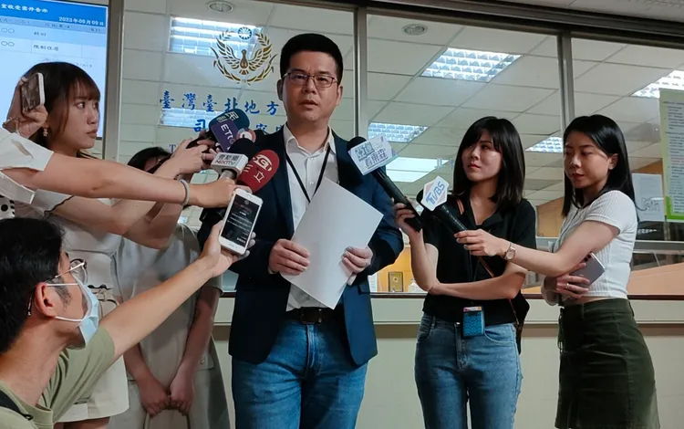 北市府法務局長連堂凱(中)到台北地院聲請假扣押基泰建設資產。丁牧群攝