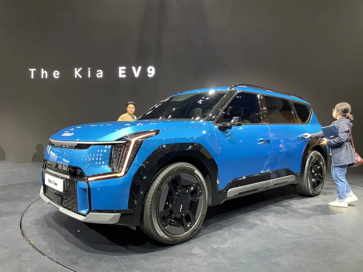 Kia EV9在外型設計上承襲了大部分來自EV9 Concept的設計語彙，包含新世代的Digital Tiger Face數位化虎視車頭，兩旁採用直立式的LED頭燈。林浩昇攝