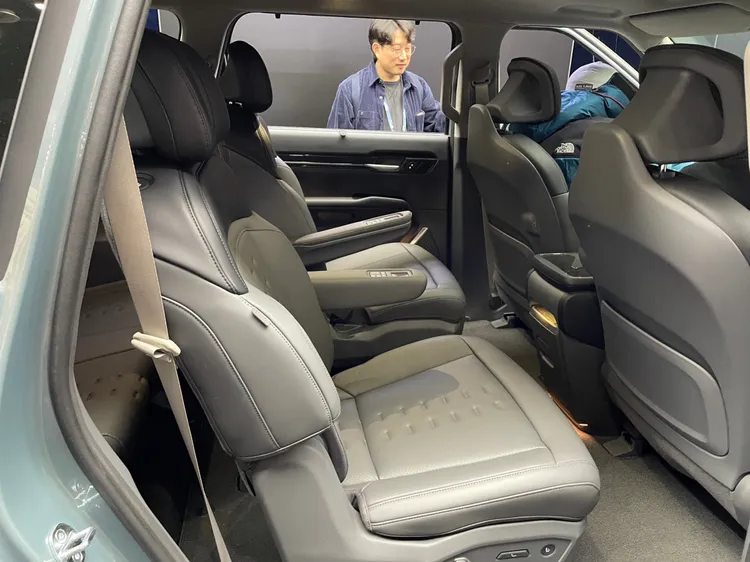 中排座椅部分，EV9可供買家選擇三人座或兩張獨立座椅，若是選擇後者依據車型不同可配置多段按摩、電動調整，更強調均可如MPV車款般向後翻轉180度。林浩昇攝