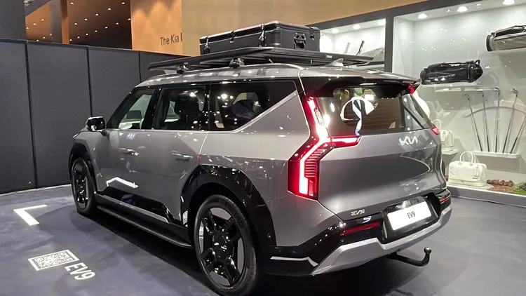 Kia EV9全車多邊形的線條設計，搭配大面積的弧形鈑件，則讓整體視覺營造出強烈的科技簡約風貌。林浩昇攝