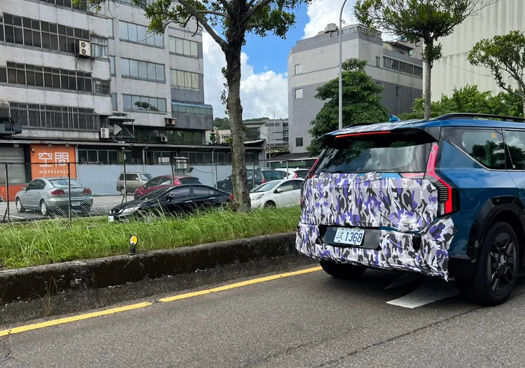 雖然廠徽已被遮蔽，但透過車尾多面向延伸的LED尾燈組，還是很輕易就能辨別出它是即將在國內銷售的Kia EV9三牌七人座純電休旅車。蘇先生提供