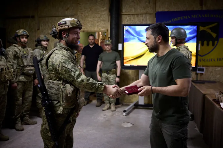 烏克蘭總統澤連斯基（右）親抵東部巴赫姆特陣地，慰勞最前線的將士。路透社