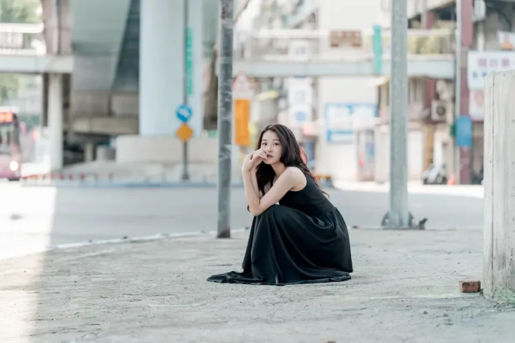 陳紫渝日前貼出一張街拍，預告寫真書。翻攝臉書「陳紫渝 Eva Chen」
