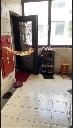 夫妻倆命喪家中，留下二稚子。讀者提供