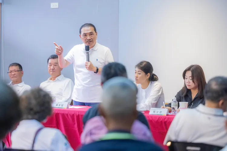 侯友宜在縣長許淑華、立委馬文君陪同下，至草屯農會，與農民座談交流。侯辦提供