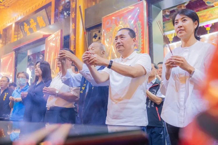 侯友宜到惠德宮、敦和宮等地方信仰中心參拜。侯辦提供