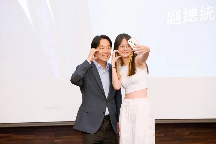 賴清德與現場同學逐一合照。賴清德競辦提供