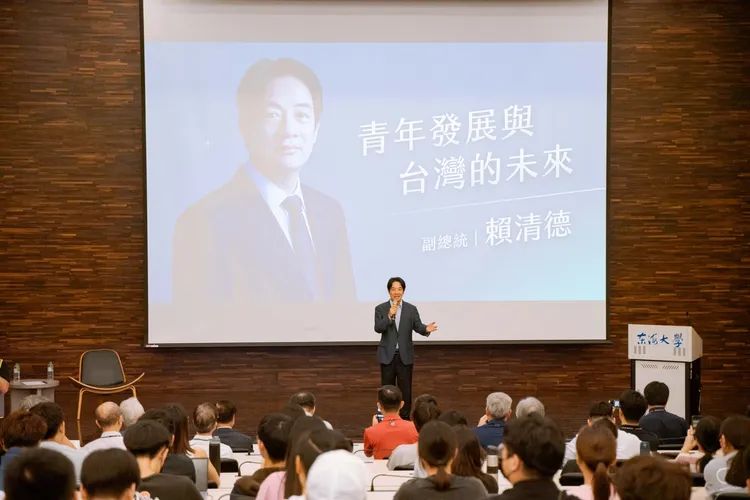 有同學提問時表示自己很緊張，賴清德還開口安慰「我也很緊張」，引現場哄堂大笑。賴清德競辦提供