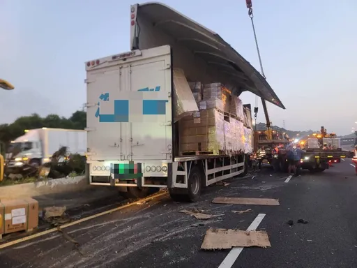 國3聯結車撞翻大貨車　貨物甩出波及對向2車！雙向共5車道封閉