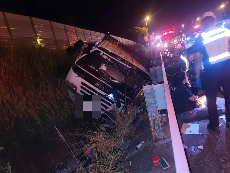 大貨車遭追撞後側翻於邊坡。民眾提供
