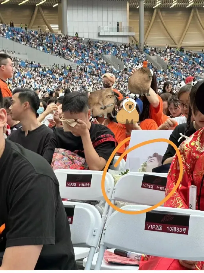 歌迷不捨昔日追星小夥伴過世，不禁掩面落淚。翻攝光影總管微博