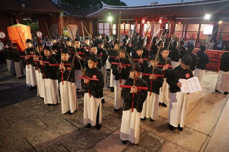 全台首學台南孔廟28日舉行祭孔儀式，忠義國小學生跳著六佾舞，場面隆重。中央社