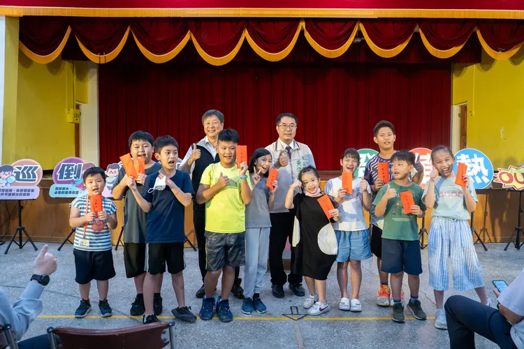 學童踴躍參加有獎徵答。市府提供