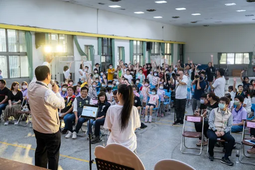 登革熱疫情嚴峻！黃偉哲走入校園宣導　盼小尖兵帶家人共同防疫