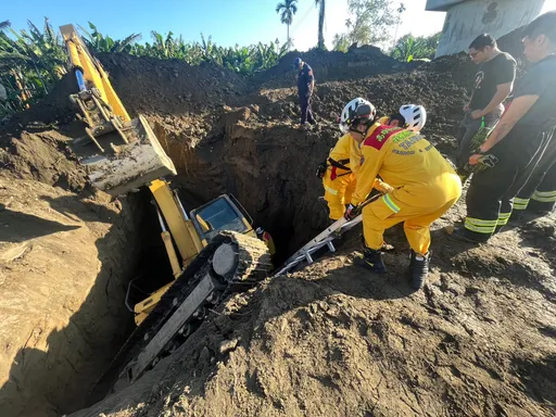 怪手連人帶車墜坑!駕駛遭活埋慘死 這堆東西遭疑動工不單純