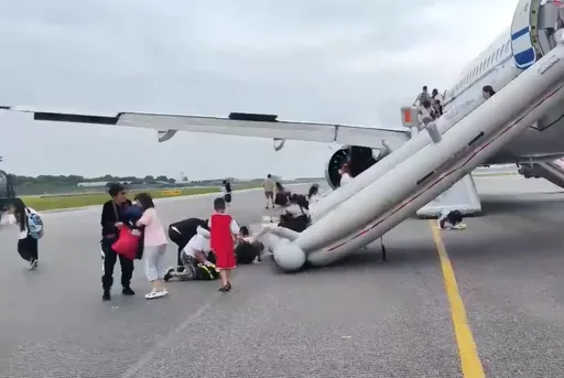 中國國航客機引擎起火急降新加坡 初判機械故障