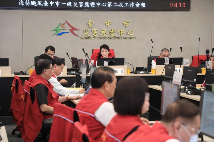 海葵颱風來龍，台中市災害應變中心提升為一級開設，市長盧秀燕上午主持工作會報。市府提供