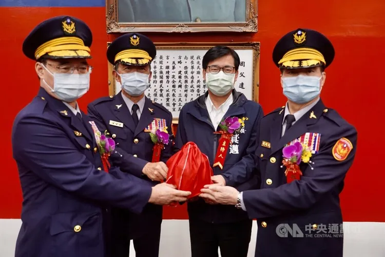 去年7月11日下午高雄市警局舉行卸、新任局長交接典禮，由市長陳其邁（右2）擔任主持人，內政部警政署副署長劉柏良（左2）擔任監交人，新任局長林炎田（右）正式接過局長印信。中央社