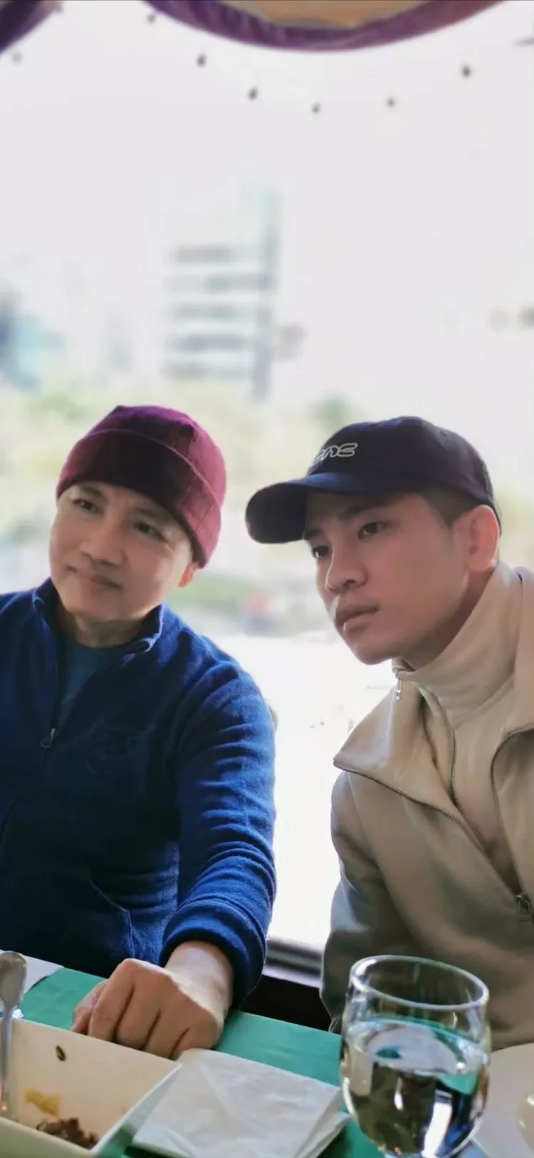 陳凱倫（左）生病期間，陳銳一直從旁照顧。陳凱倫提供