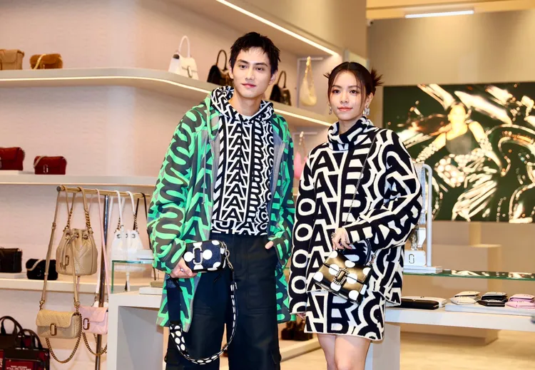 宋芸樺（右）背上概念店獨賣的黑白圓點迷你St.Marc包，范少勳則背上另款獨賣的黑白圓點Snapshot相機包。彭欣偉攝