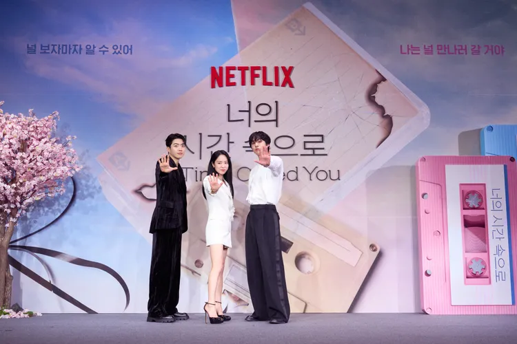 姜勳（左起）、全余贇、安孝燮擺出1998年復古姿勢。Netflix提供