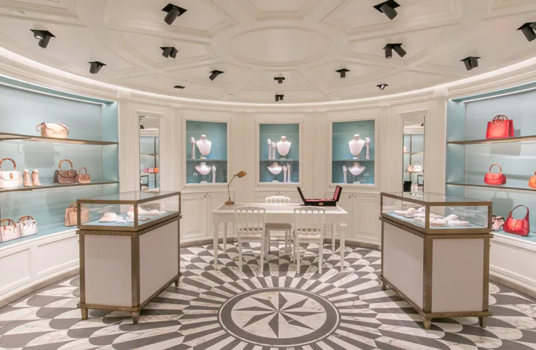 珠寶腕錶區的地板以梅杜莎馬賽克為主題。品牌題供