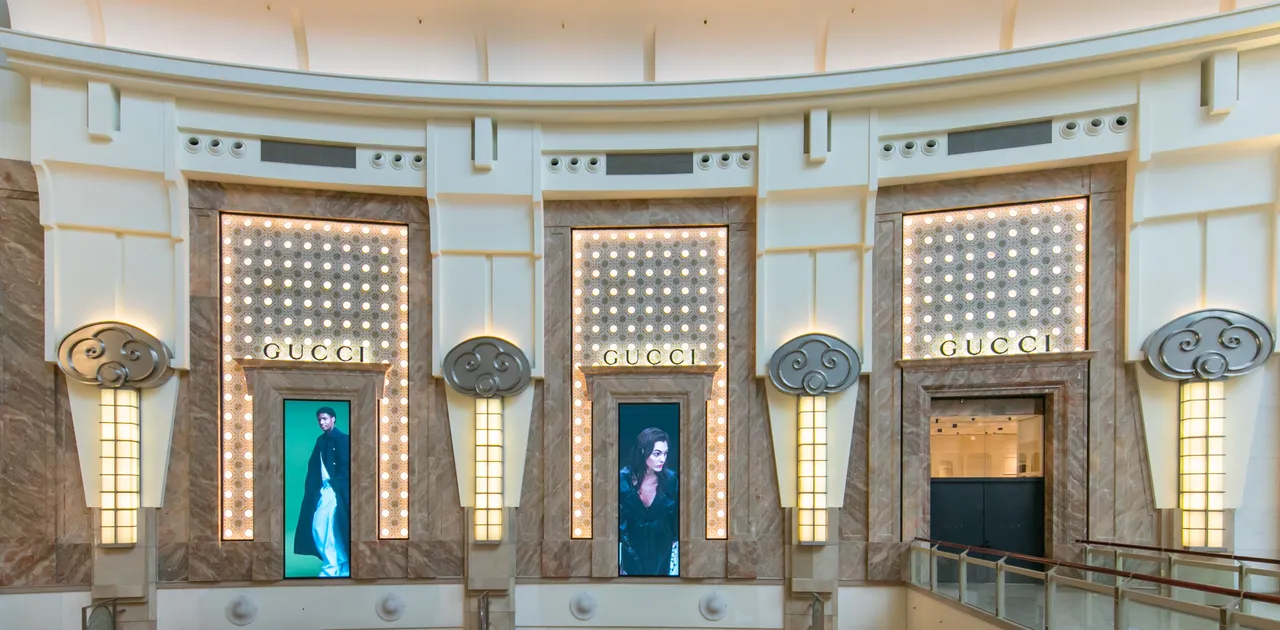 店面外墙的马赛克花砖,是在义大利手工制作后空运来台。品牌提供