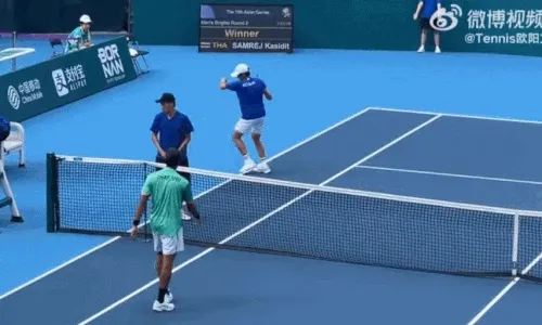 權純雨輸球後狂砸球拍洩憤，還拒絕跟泰國選手握手。翻攝微博