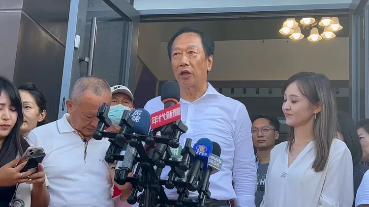 郭台銘被問到柯郭配，引用郭靖名言「俠之大者、為國為民」，表示今天中秋節，「祝闔家團圓、在野團結！」鮮明攝