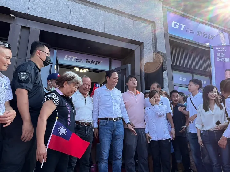 郭台銘與支持者合照。鮮明攝