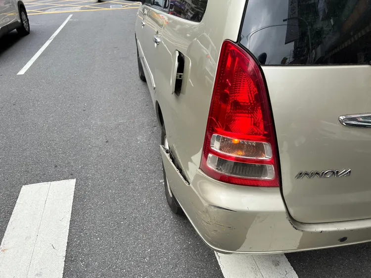 無辜遭擦撞的車輛。翻攝畫面
