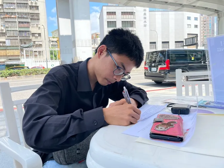 詹姓男大生今到快閃咖啡連署站寫信給郭台銘。郭辦提供