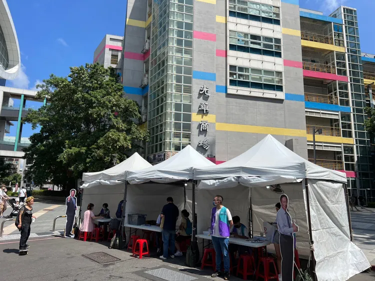 郭辦中秋連假在三創生活舉行快閃咖啡連署車活動。郭辦提供