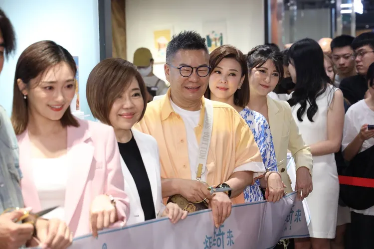 樓心潼（右起黃衣）挺6個月孕肚、方馨、沈玉琳、于美人都是老闆娘張文綺好友。攝影中心攝