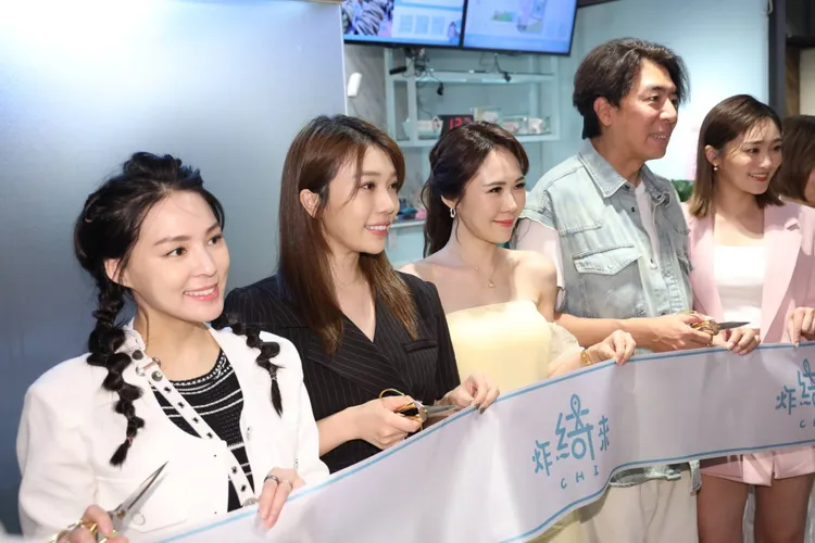 熊熊（左起）、蔡佳蓁、吳申梅、梁赫群為張文綺新店站台。攝影中心攝