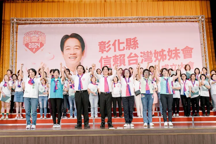 賴清德母雞帶小雞，喊話台下群眾支持民進黨提名的四位彰縣立委參選人。賴辦提供